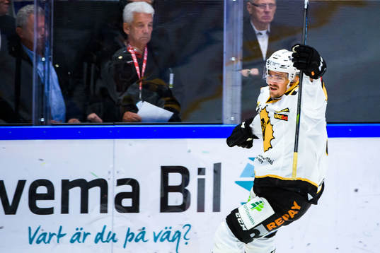 Skellefteås Emil Djuse jublar