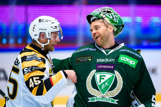 Skellefteås Oscar Möller och Färjestads målvakt Markus