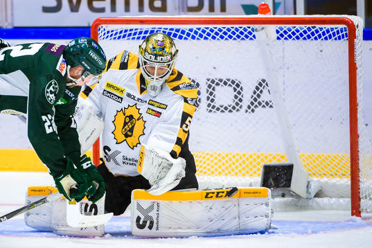 Färjestads Per Åslund och Skellefteås målvakt Mantas