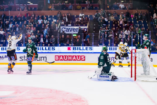 Skellefteås spelare jublar med Emil Djuse (ej i bild)