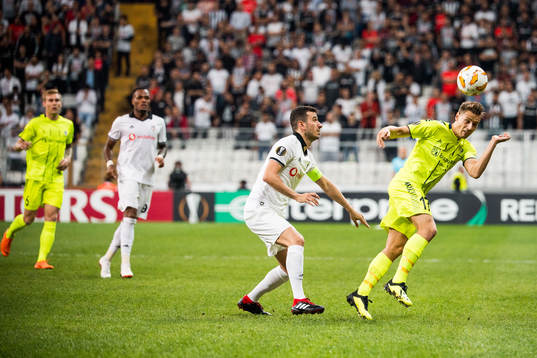Oğuzhan Özyakup of Besiktas and Kristoffer Zachariassen