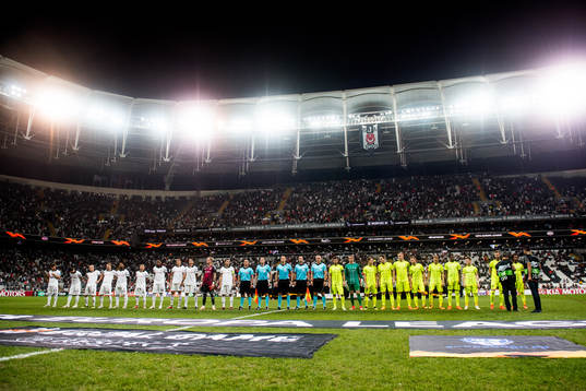 The two teams line up