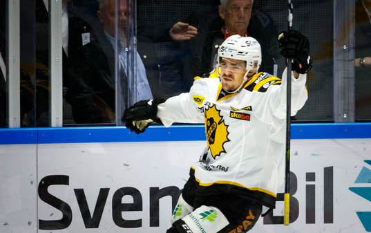 Skellefteås Emil Djuse gör 1-2 och jublar