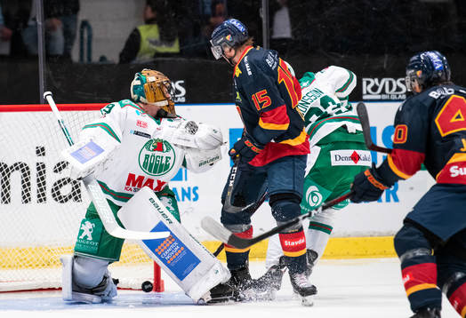 Djurgårdens Jakob Lilja gör 1-0 bakom Rögles målvakt