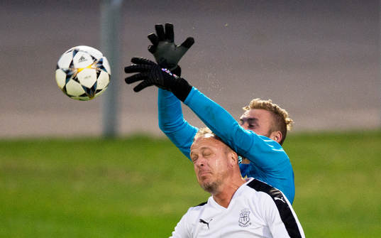 IFK Hässleholms målvakt Alexander Nilsson framför