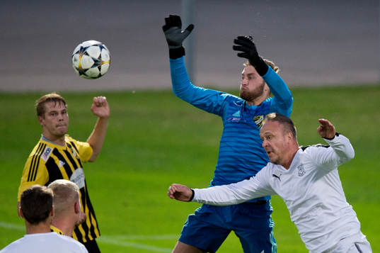 IFK Hässleholms målvakt Alexander Nilsson framför