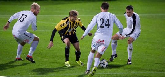 IFK Hässleholms unge Lucas Johnsson (född 2001) mot tre