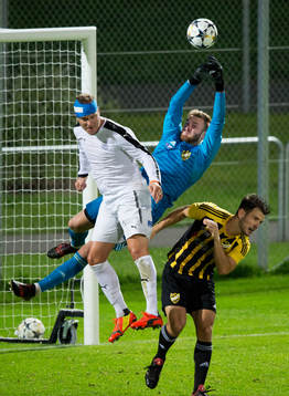 IFK Hässleholms målvakt Alexander Nilsson tacklas av
