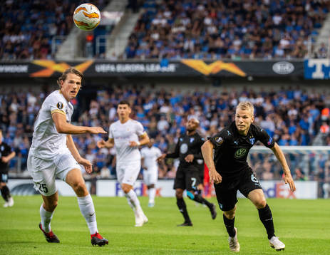Sander Berge of Genk and Oscar Lewicki of Malmö FF