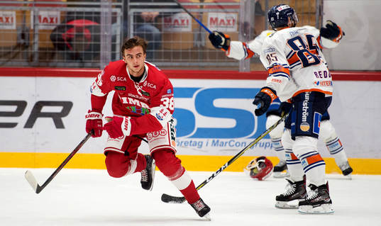 Timrås Jacob Olofsson tappar hjälmen