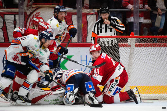 Växjös Erik Josefsson och Tim Henriksson oroar framför