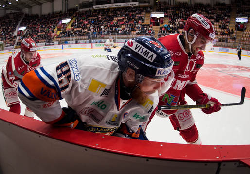 Timrås Ludvig Rensfeldt tacklar Växjös Liam Reddox