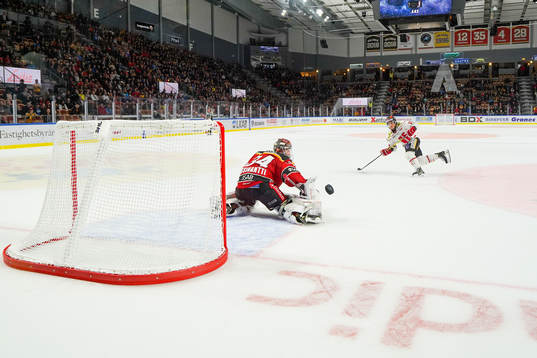 Luleås målvakt Joel Lassinatti räddar en straff från