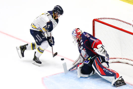 s Johan Johnsson och Linköpings målvakt Jonas Gustavsson