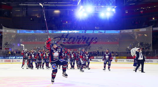Linköpings spelare med Joe Whitney jublar