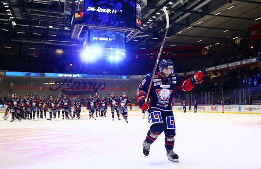 Linköpings spelare med Joe Whitney jublar