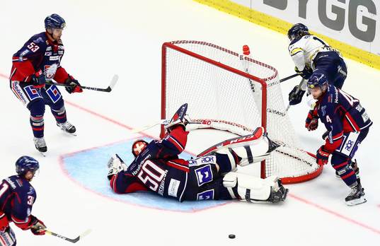 Räddning av Linköpings målvakt Jonas Gustavsson