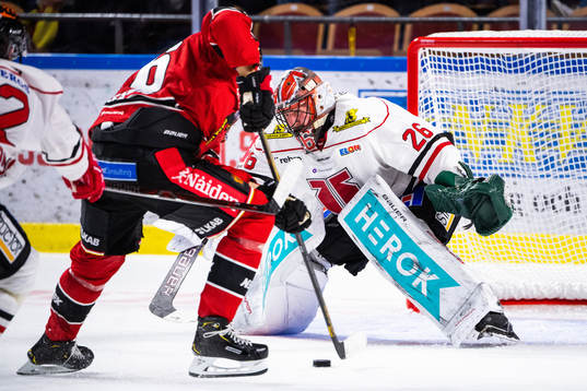Luleås Emil Larsson och Örebros målvakt Stefan Steen