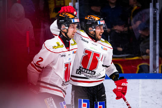 Örebros Rasmus Rissanen och Aaron Palushaj jublar
