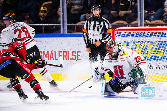 Luleås Austin Farley och Örebros målvakt Stefan Steen