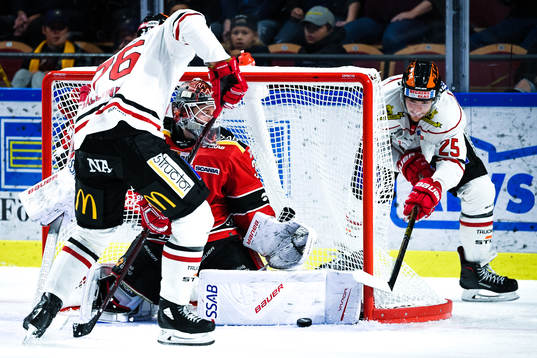 Luleås målvakt Joel Lassinatti och Örebros Anton Hedman