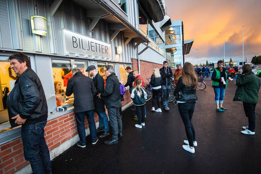 COOP Norrbotten Arena exteriört med biljettförsäljning