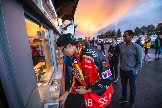 Luleå supportrar köper biljetter