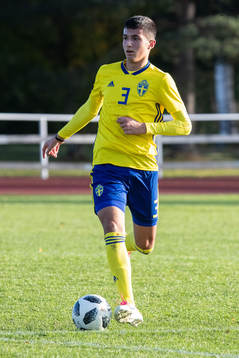 Sveriges Emin Hasic i landskampen i fotboll mellan Sverige