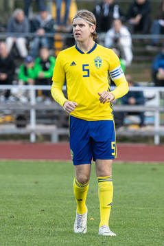 Sveriges Robin Glavak  i landskampen i fotboll mellan