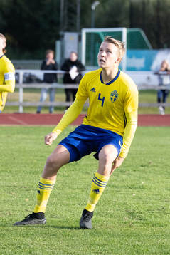 Sveriges  Casper Widell  i landskampen i fotboll mellan