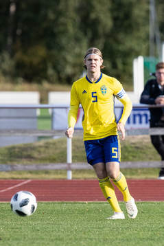 Sveriges Robin Glavak  i landskampen i fotboll mellan