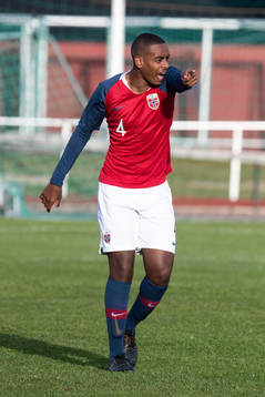 Norges Daniel Kubrom Hamde  i landskampen i fotboll mellan