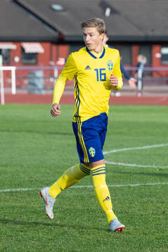 Sveriges Edwin Andersson  i landskampen i fotboll mellan