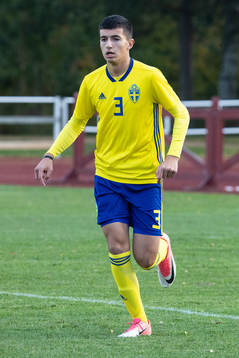 Sveriges Emin Hasic  i landskampen i fotboll mellan Sverige
