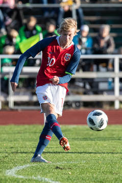 Norges Odin Thiago Holm i landskampen i fotboll mellan