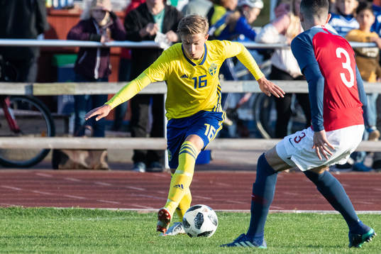 Sveriges Edwin Andersson i landskampen i fotboll mellan
