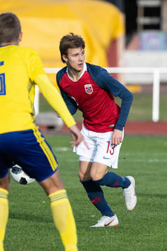Norges Uranik Seferi  i landskampen i fotboll mellan