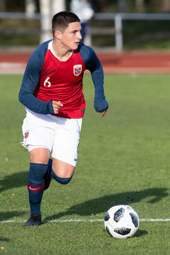Norges Christof Zafeiris  i landskampen i fotboll mellan