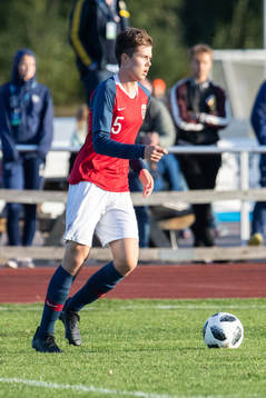 Norges Henrik Stenseide i landskampen i fotboll mellan