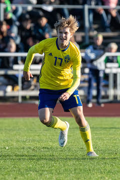 Sveriges Kristoffer Krebs i landskampen i fotboll mellan