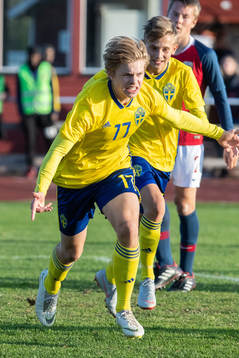 Sveriges Kristoffer Krebs i landskampen i fotboll mellan