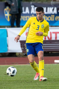 Sveriges Emin Hasic i landskampen i fotboll mellan Sverige