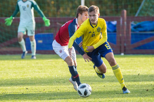 Sveriges Jesper Tolinsson  i landskampen i fotboll mellan