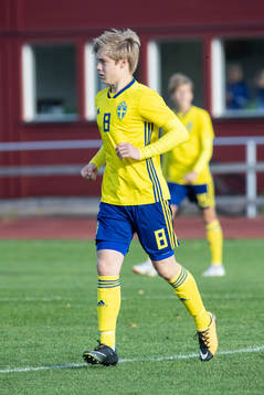 Sveriges Nils Wallenberg  i landskampen i fotboll mellan