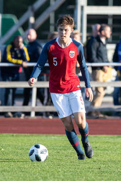 Norges Henrik Stenseide i landskampen i fotboll mellan