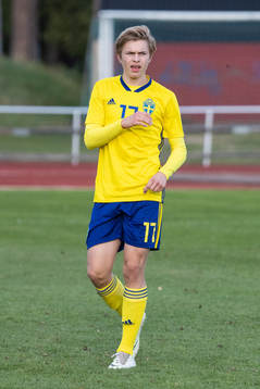 Sveriges Kristoffer Krebs  i landskampen i fotboll mellan