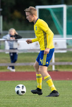 Sveriges Casper Widell  i landskampen i fotboll mellan