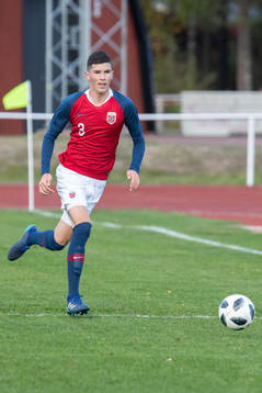 Norges Endre Handegard Bergsaker  i landskampen i fotboll