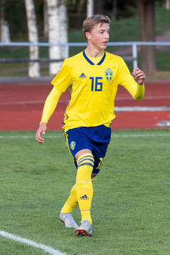 Sveriges Edwin Andersson i landskampen i fotboll mellan
