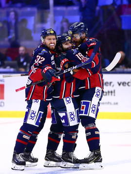 Linköpings Lukas Bengtsson och Almen Bibic kramar om Joe